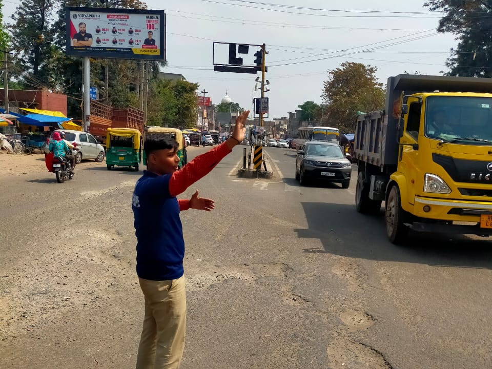 ਵਿਦਿਆਰਥੀ ਪੰਚਕੁਲਾ ਵਿੱਚ ਟ੍ਰੈਫਿਕ ਨੂੰ ਨਿਯੰਤਰਿਤ ਕਰਦੇ ਹਨ.