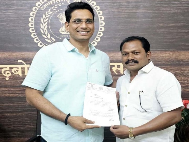 विधायक प्रतिनिधि निरंजन बिसाई भिलाई विधायक देवेंद्र यादव के साथ। - Dainik Bhaskar