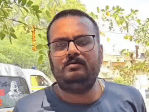 ਕੁੜੀ ਦਾ ਭਰਾ -ਲਾ-ਵਿਚ -ਲਾ ਅਮਿਤ ਮਿਸ਼ਰਾ ਕੇਸ ਬਾਰੇ ਜਾਣਕਾਰੀ ਦਿੰਦੇ ਹੋਏ.