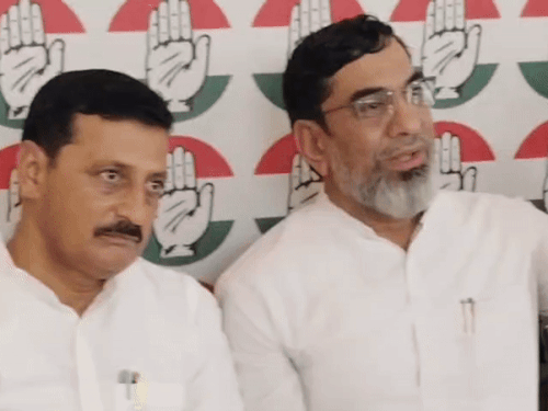 विधायक आफताब अहमद और मामन खान बिल का विरोध करते हुए।