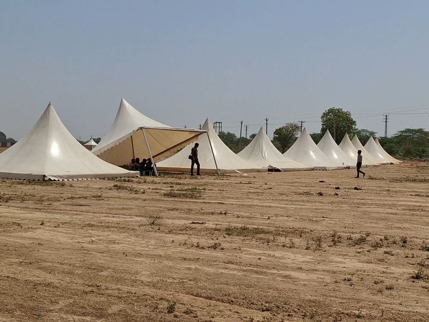 रैली स्थल पर वाटरप्रूफ टेंट की व्यवस्था।