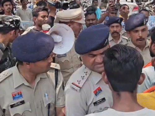 कार में बच्ची की लाश मिलने के बाद स्थानीय लोगों में आक्रोश है। दुर्ग में भीड़ प्रदर्शन कर रही है।