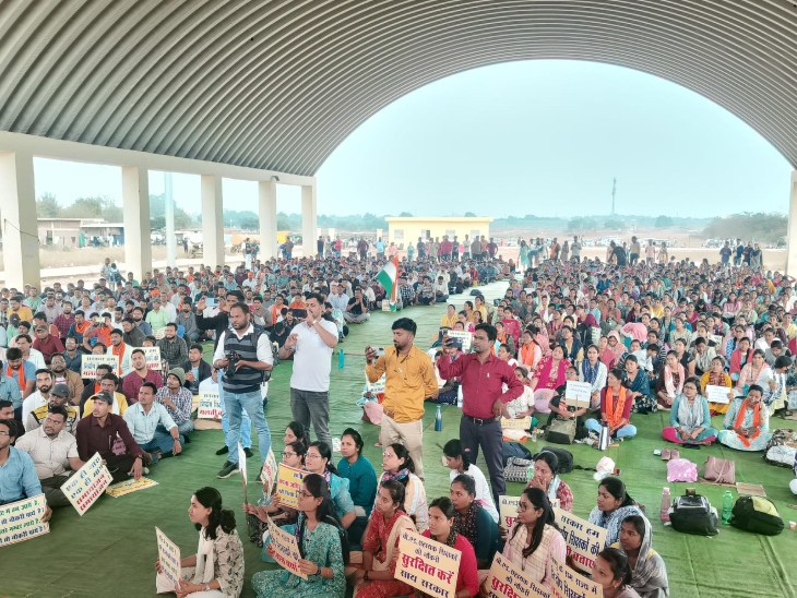 तूता धरना स्थल में प्रदर्शन पर कर रहे बरखास्त शिक्षक।