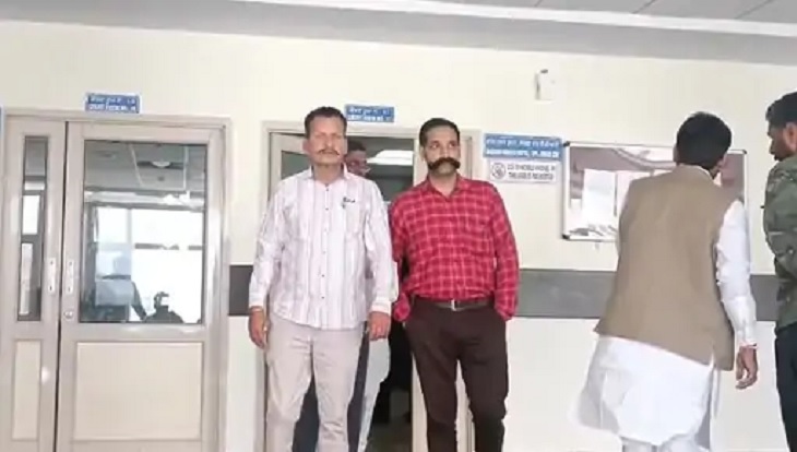 कोर्ट के बाहर मौजूद पुलिस कर्मी। (फाइल फोटो)