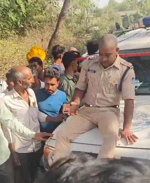 सब इंस्पेक्टर को पुलिस जीप के बोनट पर बैठ लोगों से दूर हटने को कहा।
