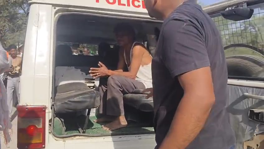 संदिग्धों को पुलिस वाहन में बैठाकर ले गई।