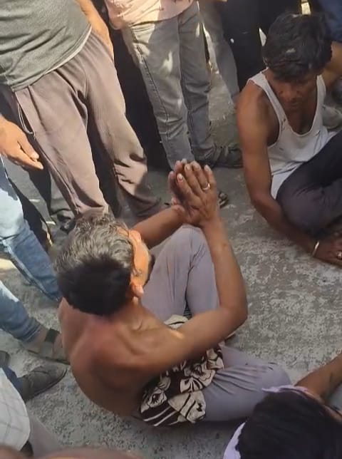 ग्रामीणों ने पकड़ा तो हाथ जोड़ने लगे संदिग्ध कार में सवार लोग।