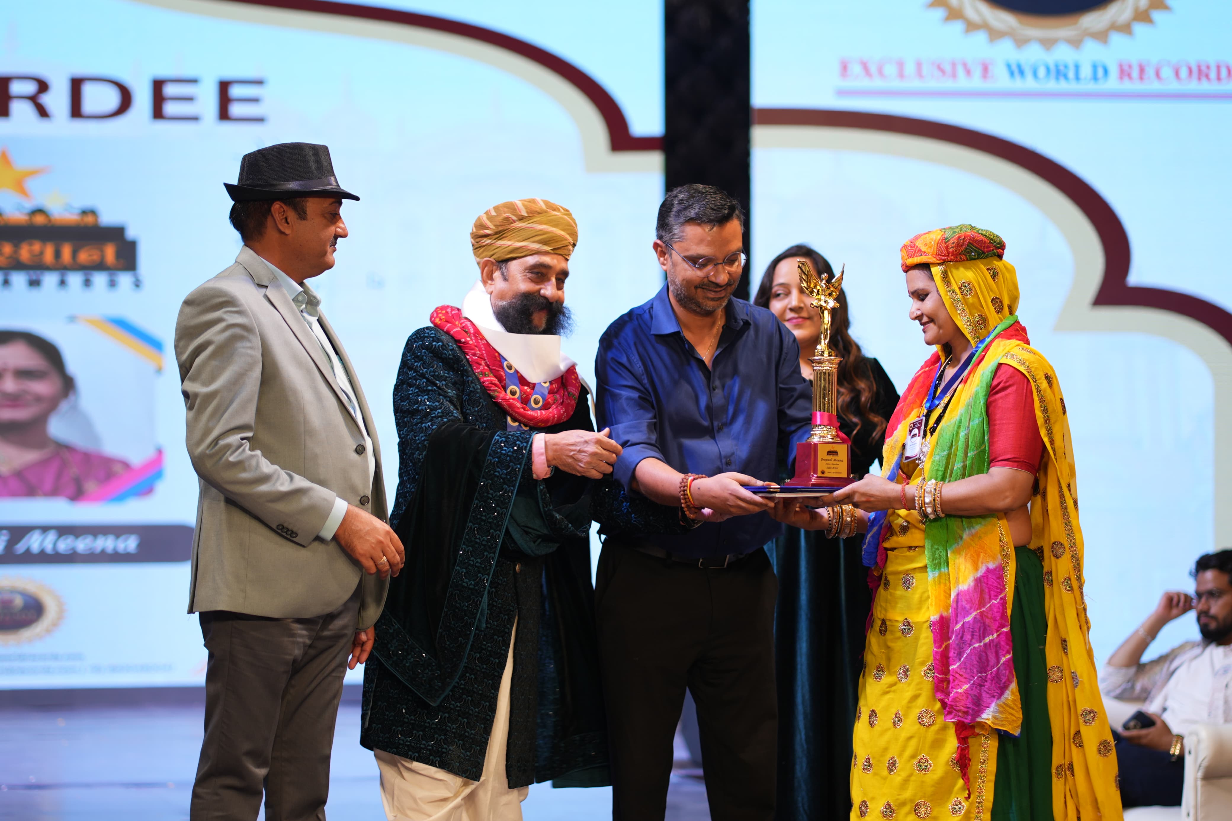 लाख कलाकार द्रौपदी मीना को भी सम्मानित किया गया।