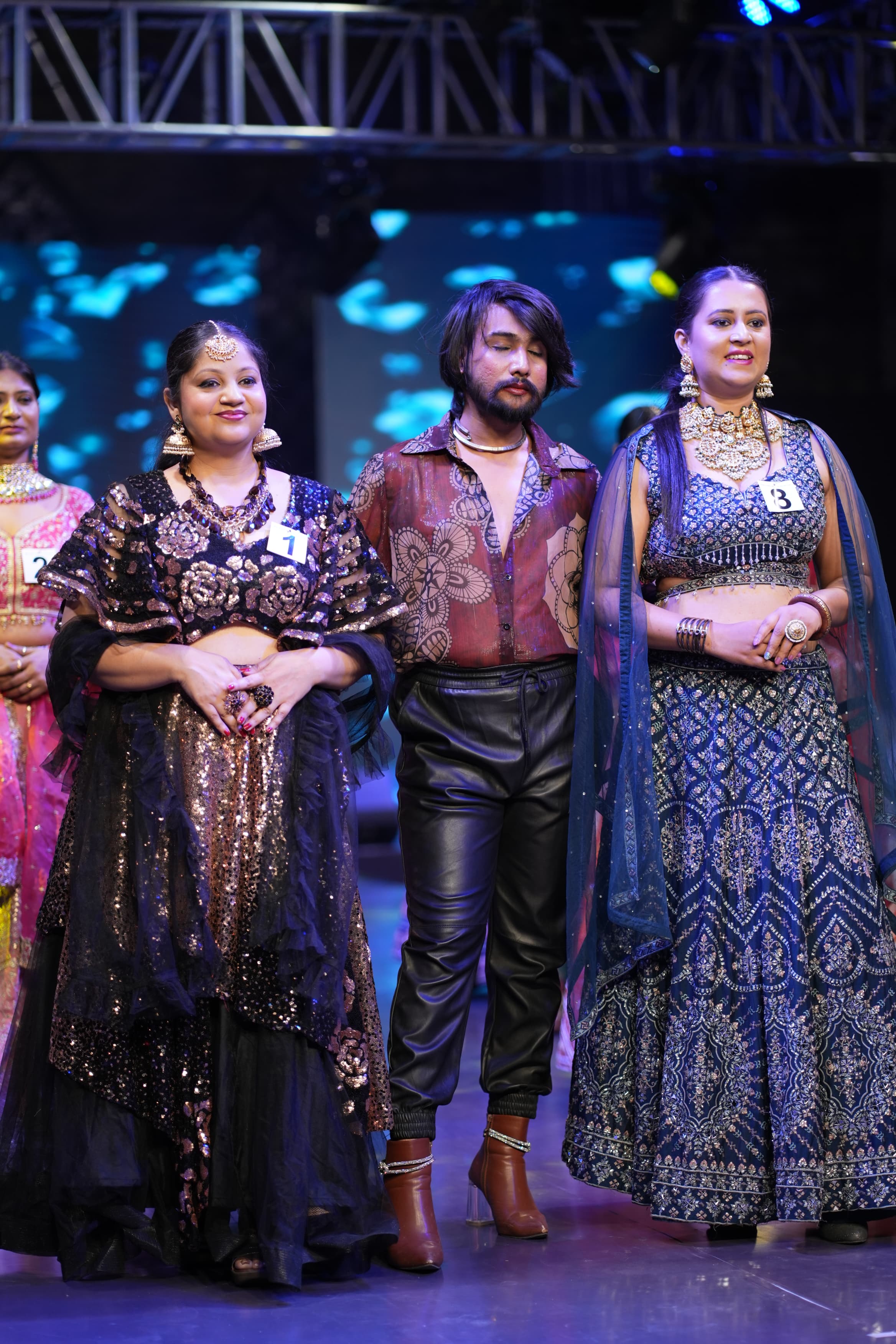 मॉडल ने फैशन डिजाइनरों के संग्रह को प्रदर्शित किया।