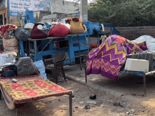 झुग्गियों खाली करने के निर्देश के बाद यहां रहने वाले लोगों द्वारा बांधकर रखा घरेलू सामान।