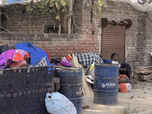 सड़क किनारे रखी चारपाई व दूसरा सामान।