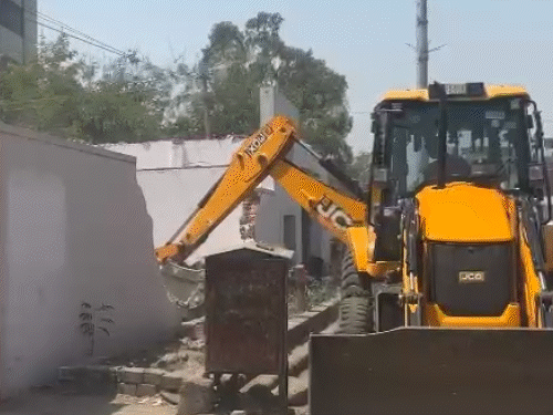 जेडीए की कार्रवाई के खिलाफ स्थानीय लोगों ने भी सुबह विरोध जताया। जानकारी के अनुसार कुछ लोगों को हिरासत में भी लिया गया है।