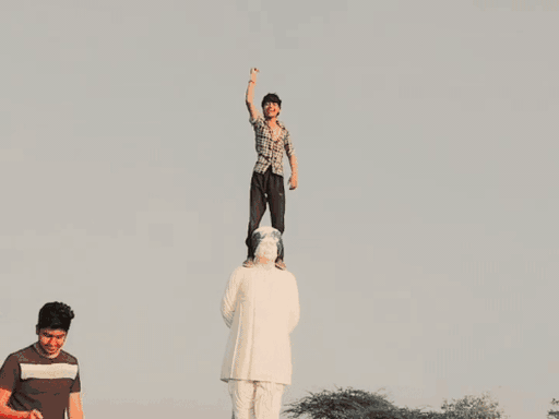 ਇਸ ਤੋਂ ਪਹਿਲਾਂ ਭੀਵਾਨੀ ਵਿੱਚ ਇੱਕ ਵਾਇਰਲ ਵੀਡੀਓ ਵਿੱਚ, ਇੱਕ ਨੌਜਵਾਨ ਨੇ ਚੌਧਰੀ ਦੇਵੀ ਲਾਲ ਦੀ ਮੂਰਤੀ ਉੱਤੇ ਚੜ੍ਹੇ ਅਤੇ ਹਰਾਨੀਵ ਗੀਤਿਆਂ ਤੇ ਰੀਲ ਬਣਾਇਆ ਸੀ.