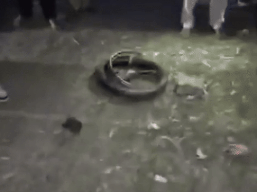 हादसे के बाद सड़क पर बिखरे बाइक के पार्ट।