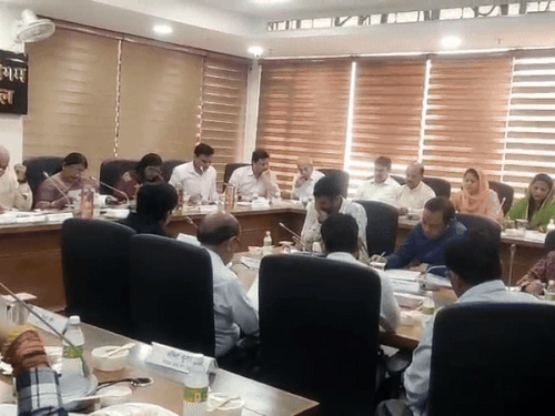 ਅਧਿਕਾਰੀ ਬਜਟ ਤੇ ਚਰਚਾ ਕਰਦੇ ਹਨ.