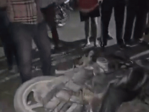 हादसे में क्षतिग्रस्त हुई बाइक।