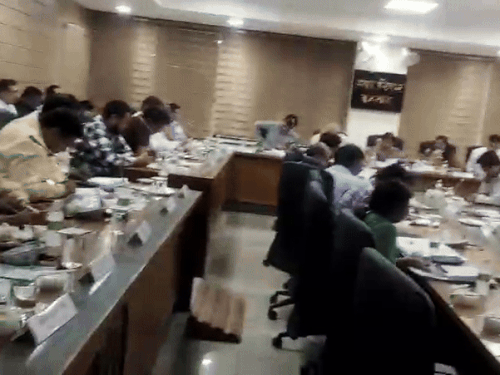 ਕਾਰਪੋਰੇਸ਼ਨ ਅਧਿਕਾਰੀ ਅਤੇ ਮੀਟਿੰਗ ਵਿੱਚ ਮੌਜੂਦ ਕਾਫੀ ਕੌਂਵਰਟਰ.