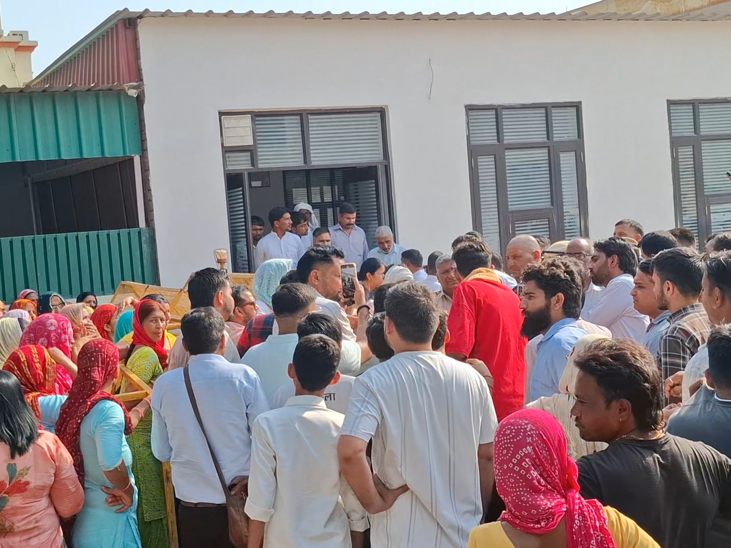 मंत्री आवास पर प्रदर्शन करते लोग।