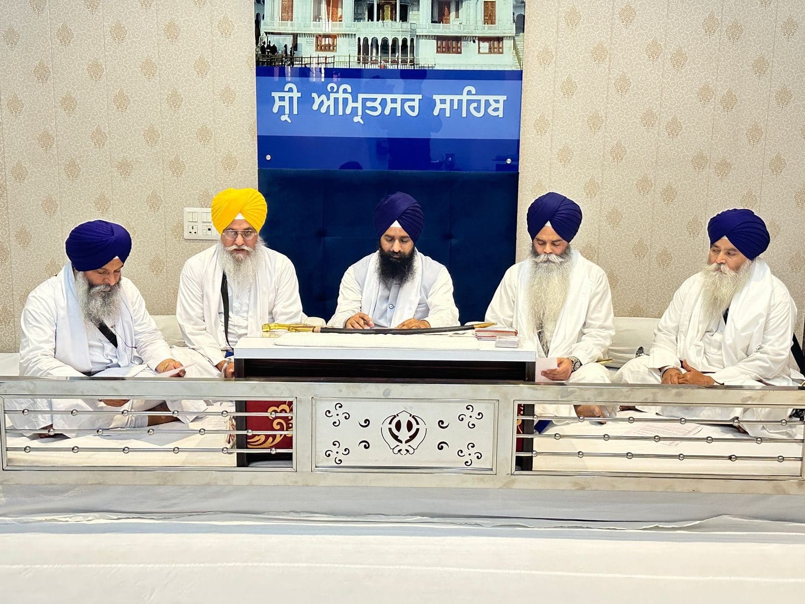 जत्थेदार ज्ञानी कुलदीप सिंह गर्गज के नेतृत्व में बैठक हुई। - Dainik Bhaskar