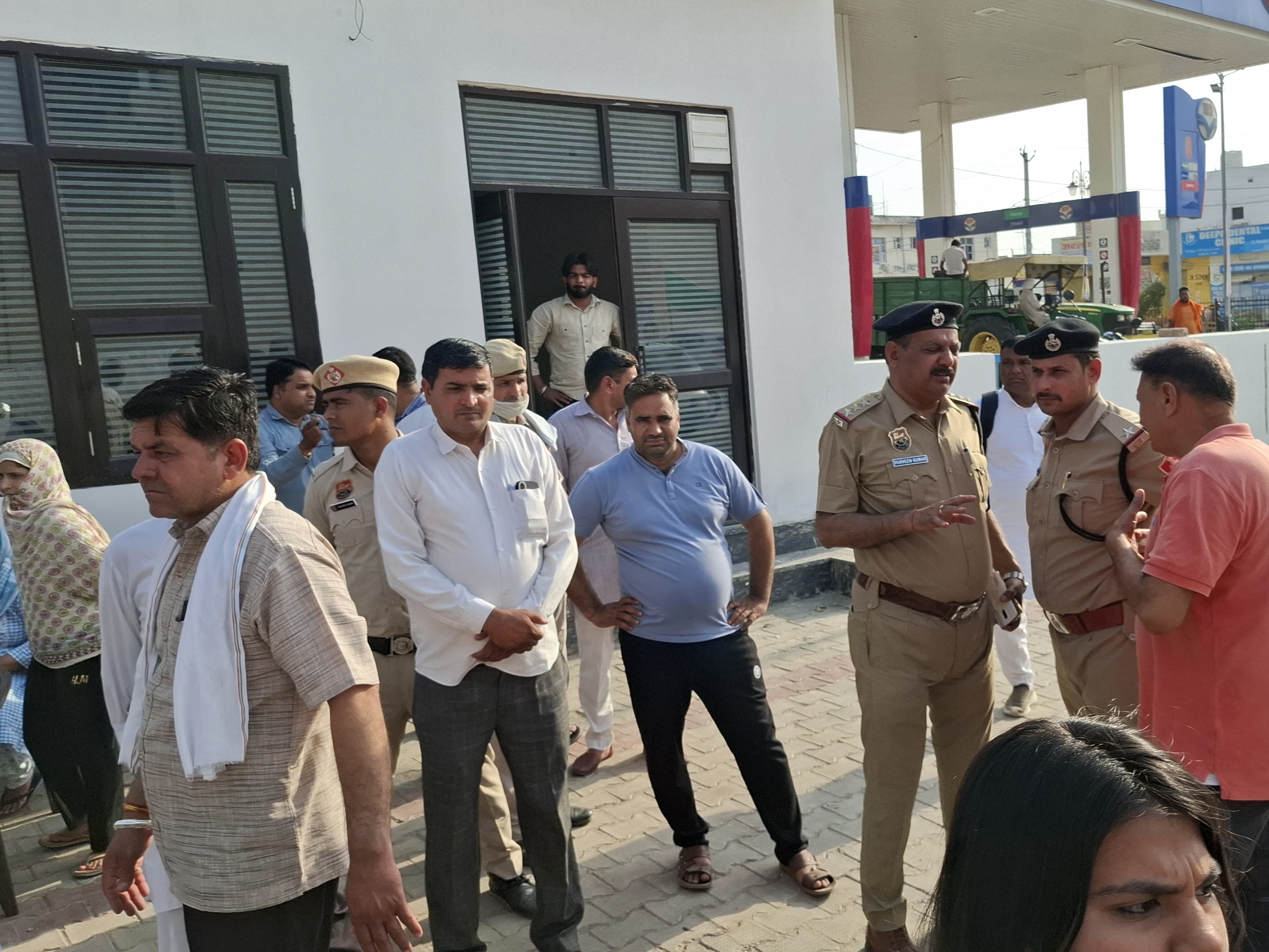 लोगों से पूछताछ करती पुलिस।