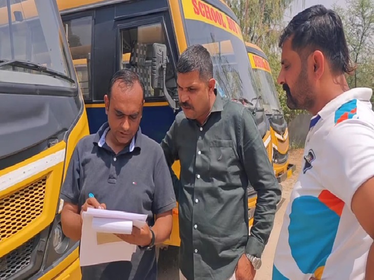 स्कूल बसों को लेकर रिपोर्ट तैयार करते हुए कर्मचारी।