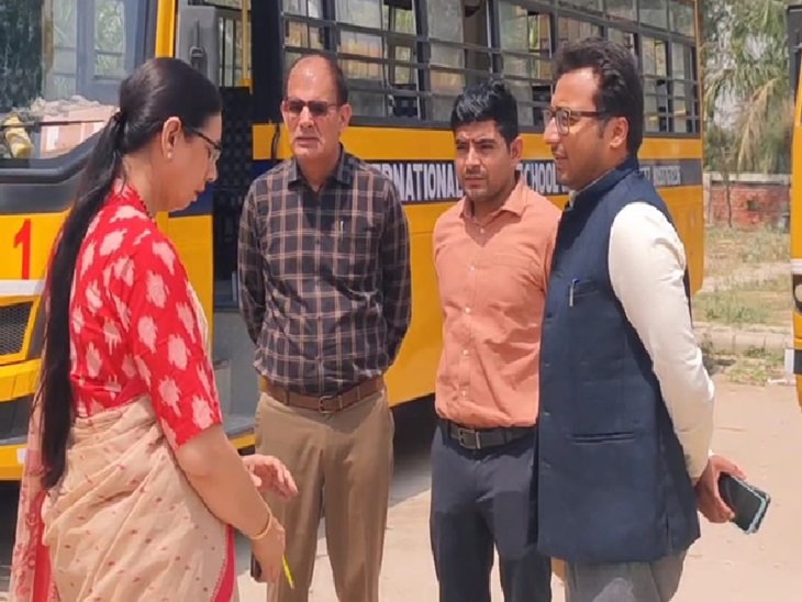 स्कूल संचालक को स्कूल बस की खामियों को लेकर चेतावनी देते एसडीएम उत्सव आनंद।