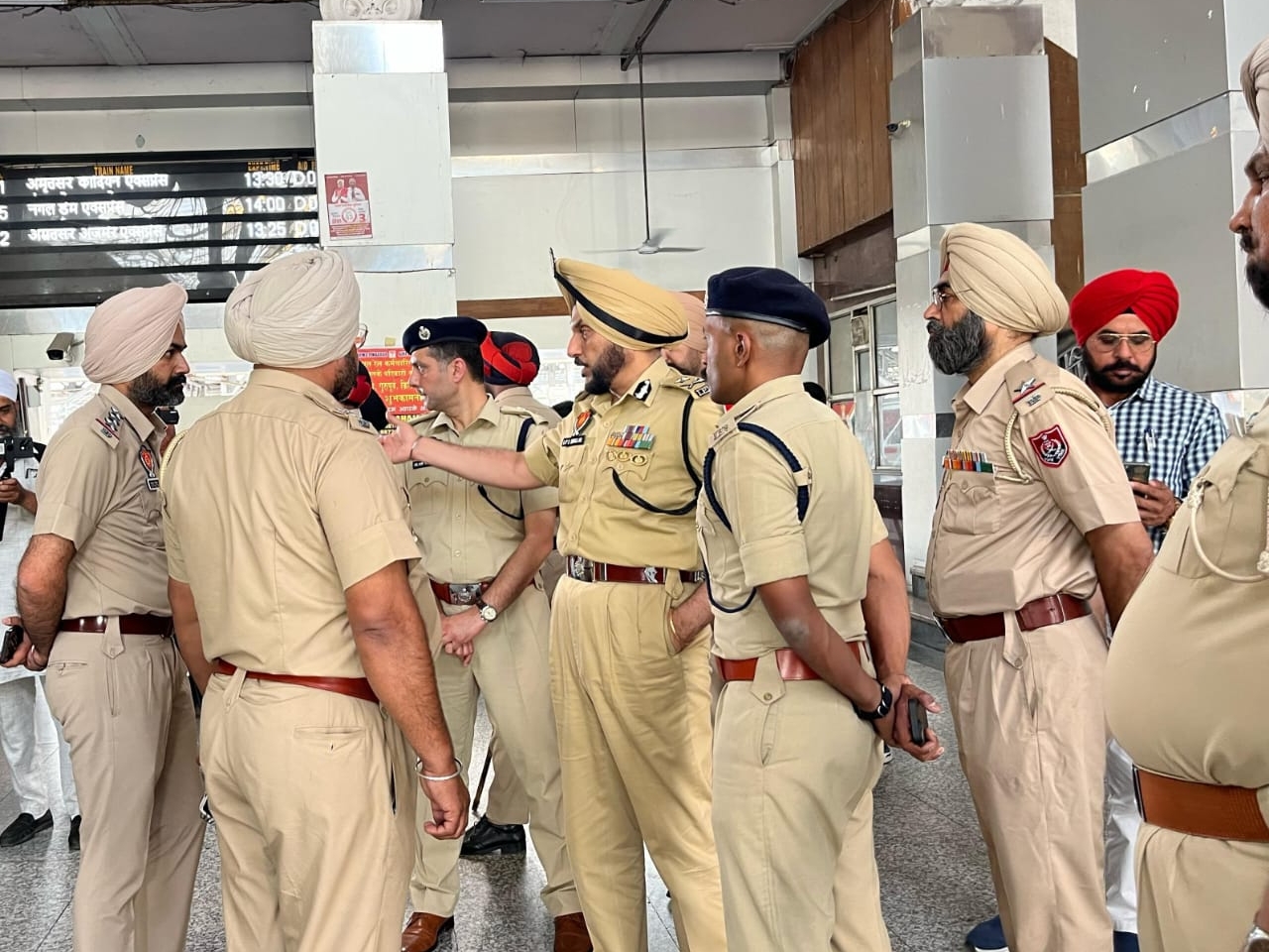 ਕਮਿਸ਼ਨਰ ਗੁਰਪ੍ਰੀਤ ਸਿੰਘ ਭੁੱਲਰ ਟੀਮ ਨਾਲ ਗੱਲਬਾਤ ਕਰਦਿਆਂ.