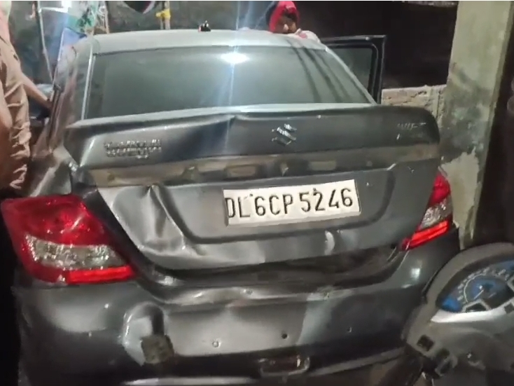 पुलिस द्वारा पकड़ी गई गाड़ी। - Dainik Bhaskar