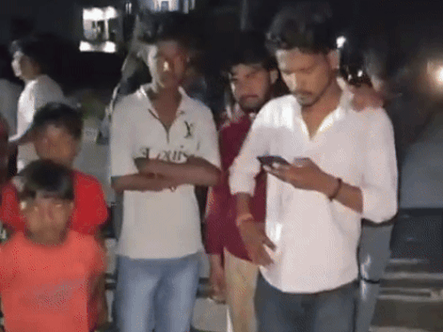 हादसे के बाद मौके पर मौजूद लोग।