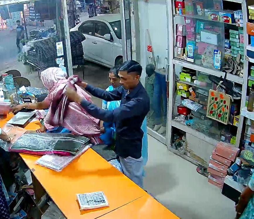 ਗੁਰੂਗ੍ਰਾਮ ਵਿਚ ਸਾੜੀ ਦੇਖ ਰਹੇ ਆਦਮੀ ਅਤੇ ਰਤਾਂ 'ਤੇ ਚੋਰੀ ਕਰਨ ਦਾ ਦੋਸ਼ ਲਾਇਆ ਜਾਂਦਾ ਹੈ.