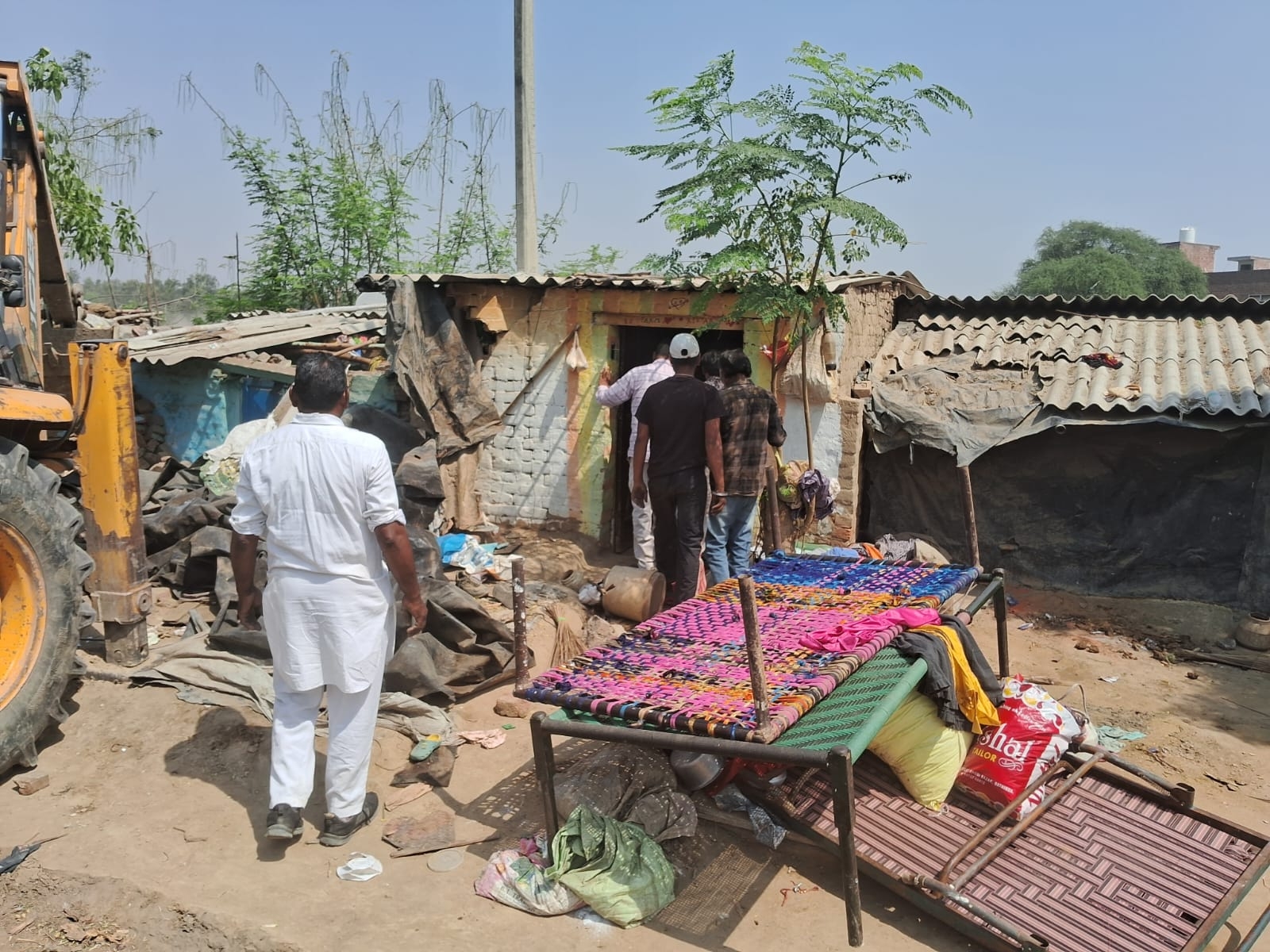 अवैध झुग्गियों को बुलडोजर से हटवाते हुए प्रशासन की टीम। - Dainik Bhaskar