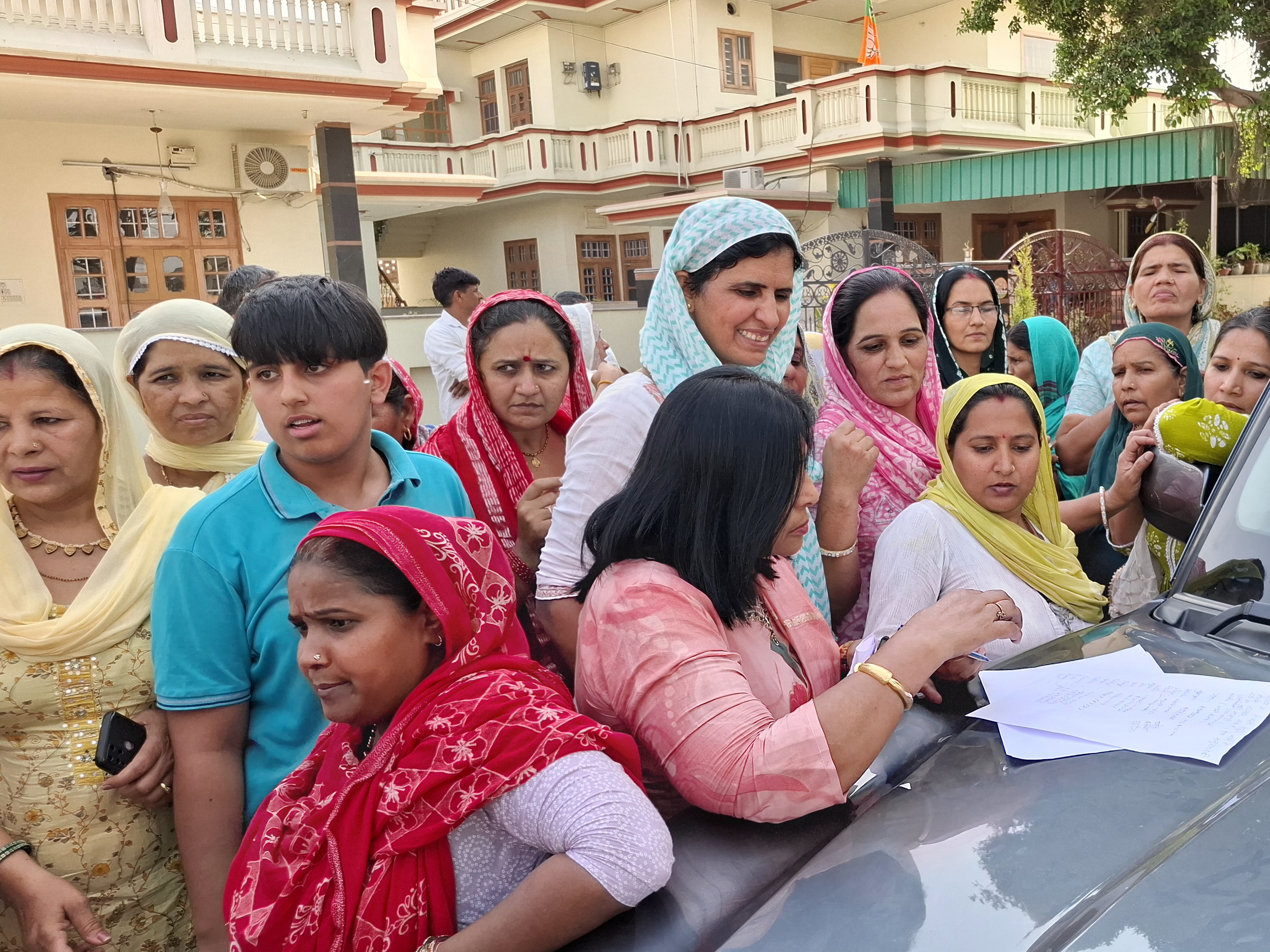 वारदात की जानकारी देते हुए महिलाएं।