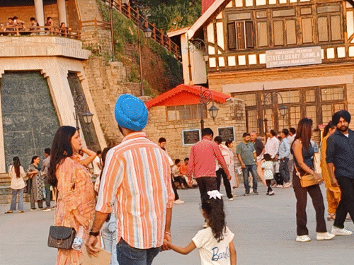 शिमला के रिज पर सैर करते हुए टूरिस्ट