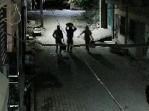 घर में चोरी कर भागते हुए सीसीटीवी में कैद हुए चोर। - Dainik Bhaskar