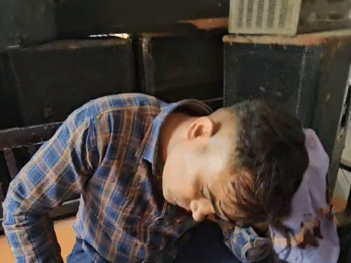 हमले में आरक्षक का सिर फट गया और खून से लथपथ थाने पहुंचा।