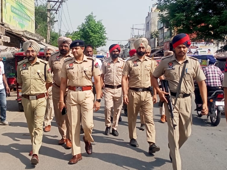 ਐਸਐਸਪੀ ਅਤੇ ਟੀਮ ਨੇ ਮਾਰਕੀਟ ਦਾ ਮੁਆਇਨਾ ਕਰ ਰਿਹਾ ਸੀ.
