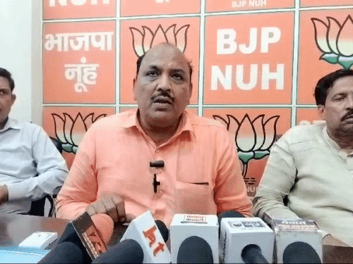 ਜ਼ਿਲ੍ਹਾ ਪ੍ਰਧਾਨ ਦਰੇਂਦਰ ਸਿੰਘ ਨੇ ਰਾਓ ਨਰਬੀਰ ਨੂੰ ਲਾਲਵਾਸ ਕਮੇਟੀ ਦੀ ਬੈਠਕ ਵਿੱਚ ਮੰਤਰੀ ਨਾਨਬੀਰ ਨੂੰ ਸ਼ਿਕਾਇਤ ਕੀਤਾ