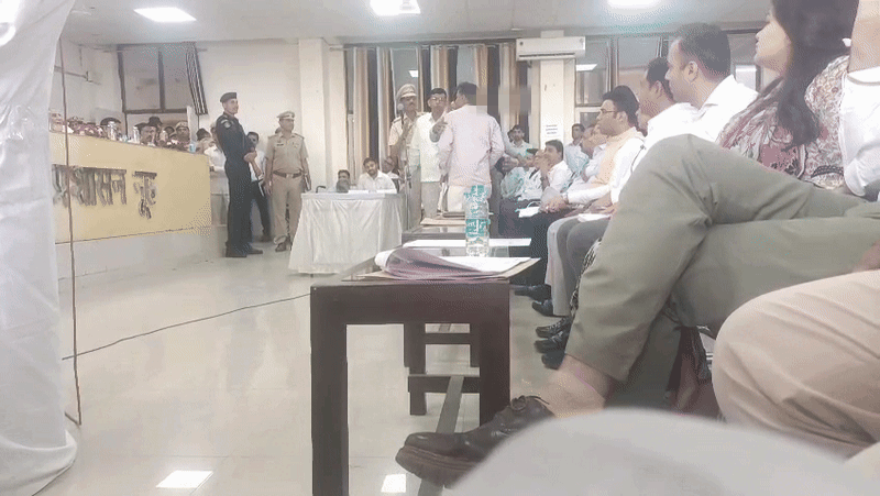 कष्ट निवारण समिति की बैठक से पीड़ित पिता को बाहर निकालते पुलिसकर्मी।