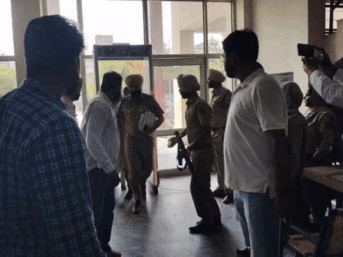 बर्खास्त महिला कॉन्स्टेबल अमनदीप कौर को कोर्ट में पेश करने ले जाते हुए पुलिस। - Dainik Bhaskar