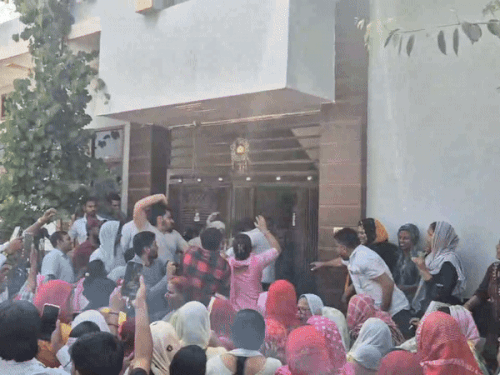 पड़ोसी परिवार को घर के बाहर पीटते।