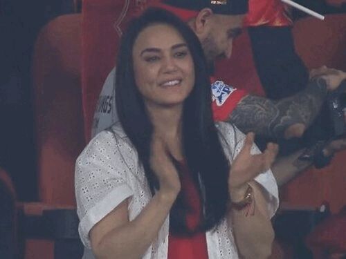 पंजाब की जीत पर प्रीति जिंटा के साथ PBKS को सपोर्ट करने पहुंचे दर्शक खुश नजर आए। - Dainik Bhaskar