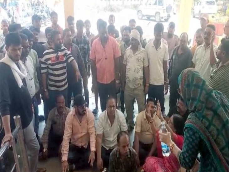 दोषियों के खिलाफ कार्रवाई की मांग को लेकर परिजनों ने किया थाने का घेराव।