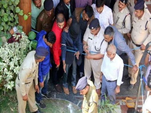 उदयन पुलिस वालों को वह जगह बताता हुआ जहां उसने माता-पिता के शवों को दफनाया था।