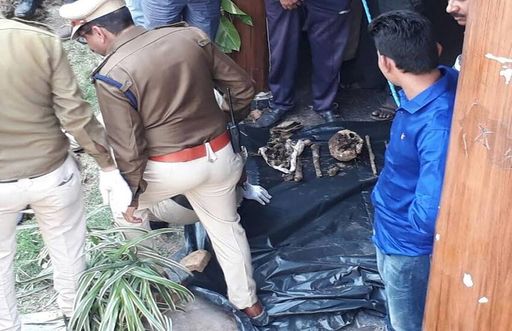 गार्डन की खुदाई में पुलिस को हड्डियां, सोने के कंगन और कई चीजें मिलीं।