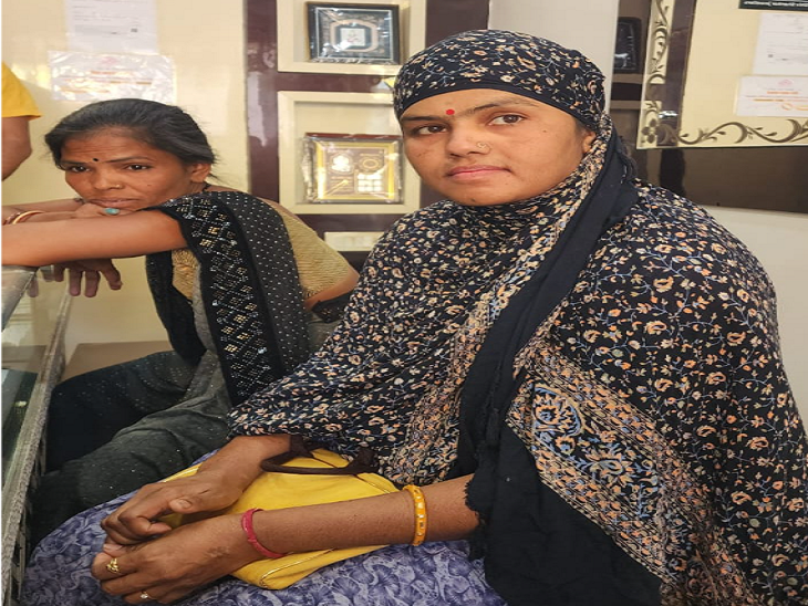 महिला इस तरह स्कॉर्फ से सिर ढंककर ज्वेलरी शोरूम पहुंचती थी।