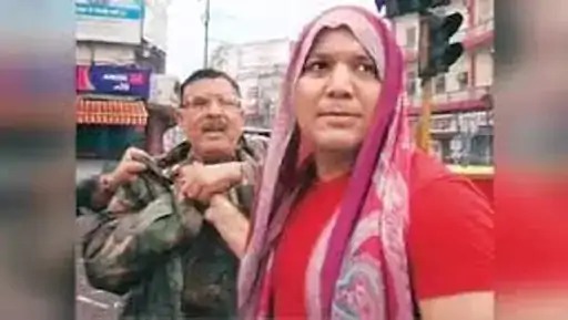 ये तस्वीर 2015 की है। शिवदीप लांडे पटना के एसपी रहते हुए घूस मांग रहे यूपी के इंस्पेक्टर सर्वचंद को दुपट्टा ओढ़कर पकड़ा था।