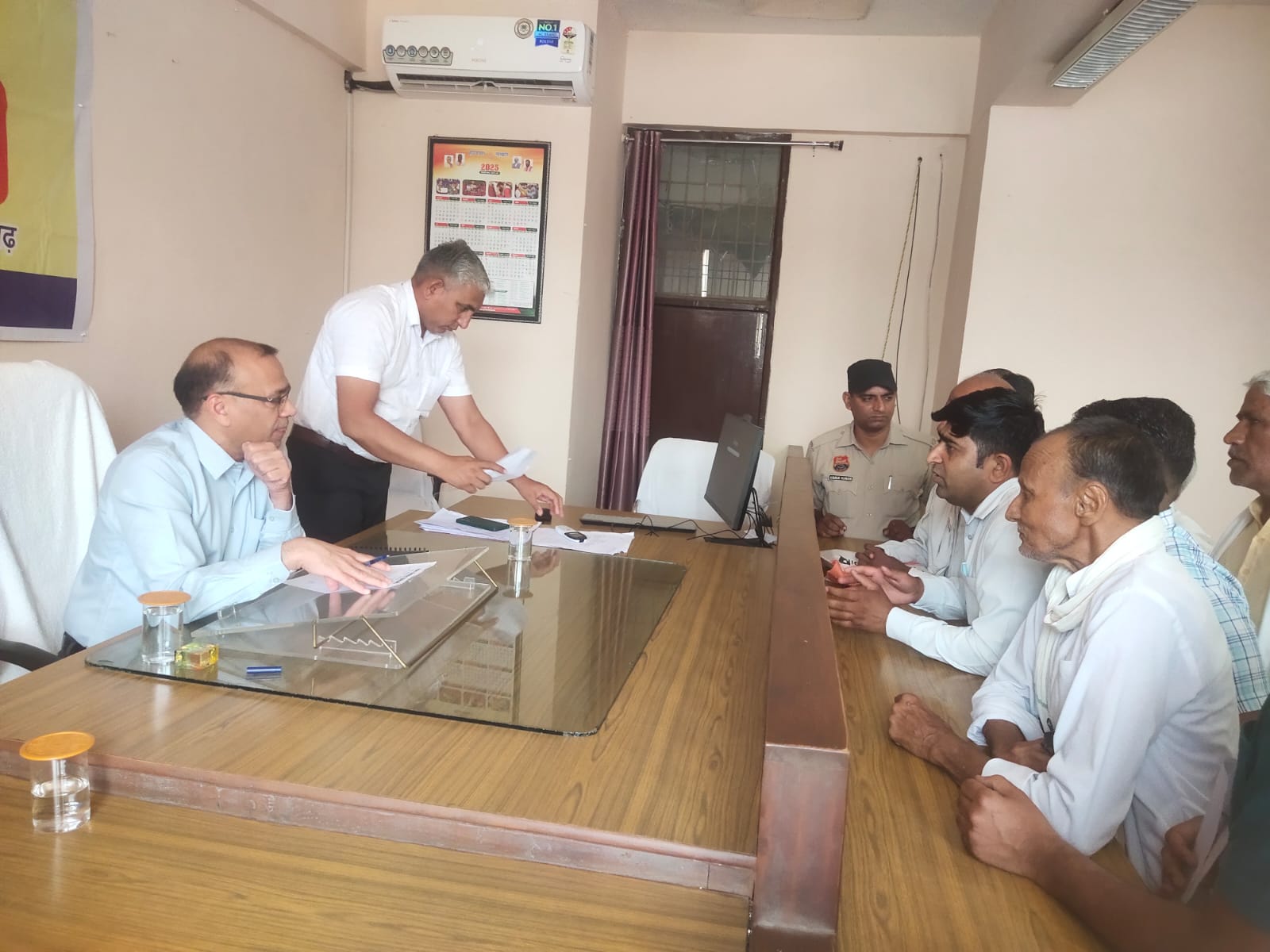 समाधान शिविर में डीसी समस्याएं सुनते हुए