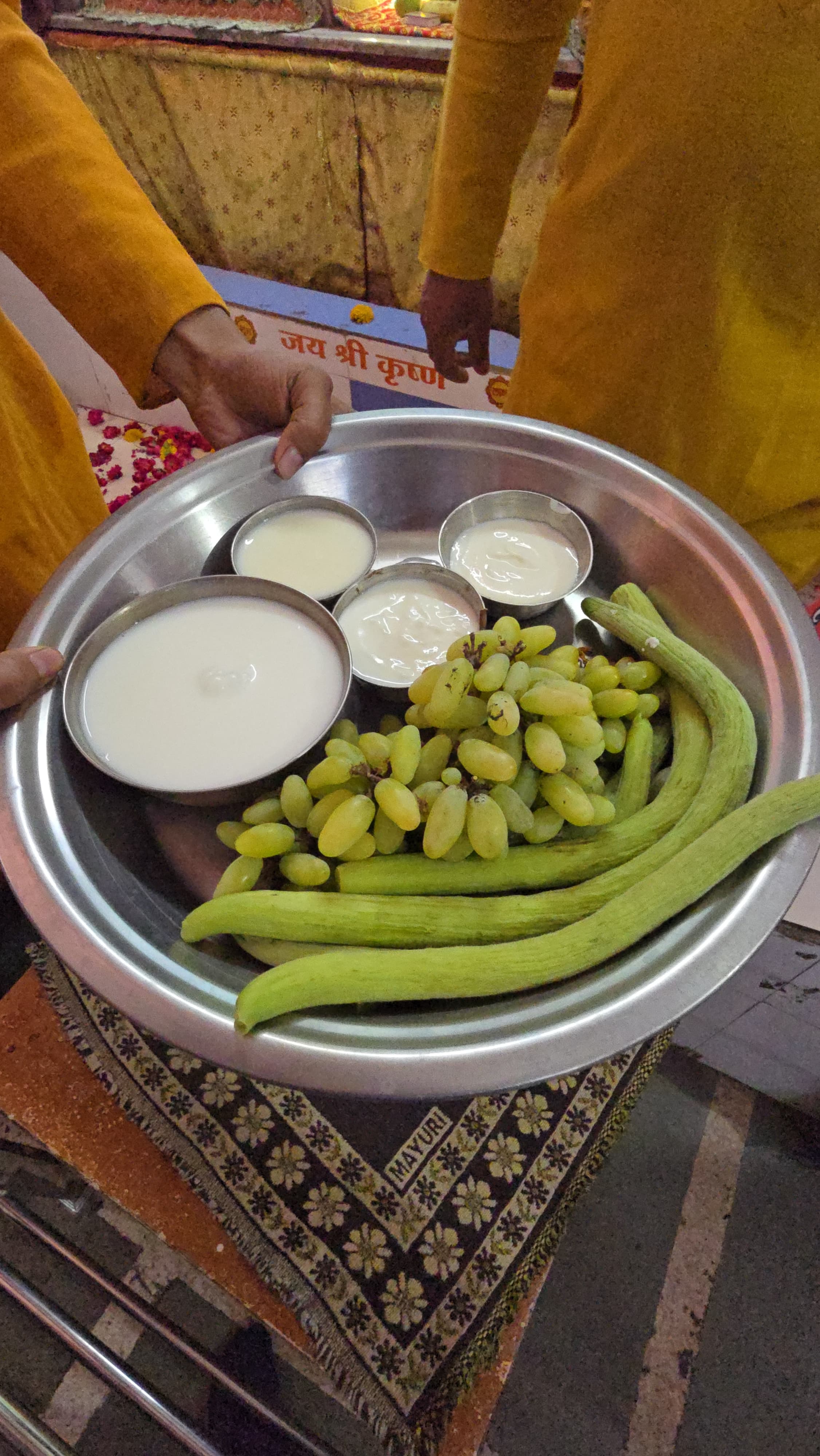 भगवान को भोग में ठंडे फल अर्पित किए जा रहे हैं।