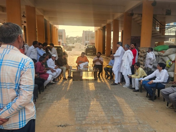 ਸੰਸਦ ਮੈਂਬਰ ਧਰਮਵੀ ਸਿੰਘ, ਜੋ ਕਿ ਅਧਿਕਾਰੀਆਂ ਦੀ ਮੀਟਿੰਗ ਕਰਦੇ ਹੋਏ ਜੂ ਅਨਾਜ ਦੀ ਮਾਰਕੀਟ ਪਹੁੰਚੇ