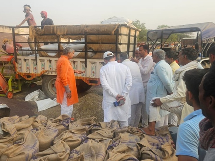 ਸੰਸਦ ਮੈਂਬਰ ਧਰਮਵੀ ਸਿੰਘ ਜੂ ਅਨਾਜ ਦੀ ਮਾਰਕੀਟ ਪਹੁੰਚੇ